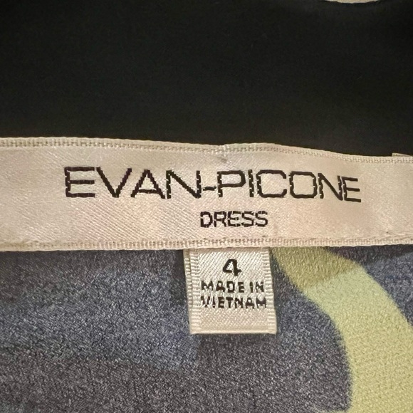 Key-hole patterned dress. - Picture 4 of 4